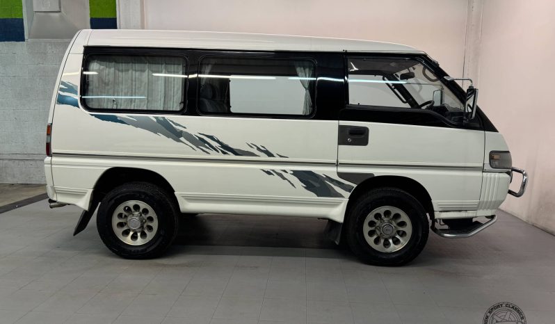 1997 Mitsubishi Delica Starwagon Active World full