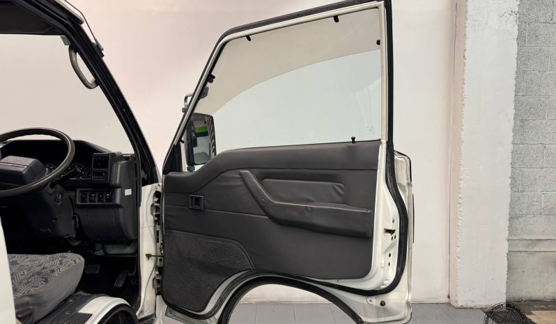 1997 Mitsubishi Delica Starwagon Active World full