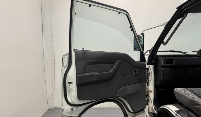 1997 Mitsubishi Delica Starwagon Active World full