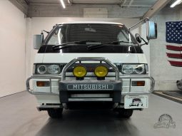 1997 Mitsubishi Delica Starwagon Active World full